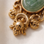 Carved Jade Cabochon Pendant on Chunky Gold Curb Chain - 图片 8