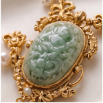 Carved Jade Centrepiece Necklace with Pearl Drops in Antique Gold - 图片 6