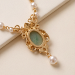 Oval Jade Cabochon Necklace with Pearl Stations in Antique Gold - 图片 4