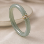 Pale Green Jade Bangle with Pave Gold Band Accent - 图片 3