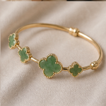 Jade Clover Charm Bangle in Gold Tone - 图片 4