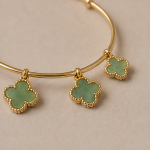 Jade Clover Charm Bangle in Gold Tone - 图片 5
