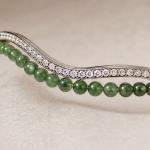 Wave-Form Jade and Pave Hinged Bangle - 图片 3