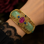 Wide Jade Cuff with Gem-Set Antique Gold Filigree - 图片 2