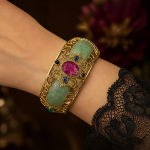 Wide Jade Cuff with Gem-Set Antique Gold Filigree - 图片 6