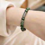 Deep Green Jade Bead Bracelet with Carved Silver Barrel - 图片 6