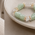 Carved Jade Barrel and Faceted Crystal Bracelet - 图片 5