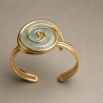 Spiral Shell Cuff Bracelet in Gold Tone - 图片 5