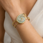 Spiral Shell Cuff Bracelet in Gold Tone - 图片 4