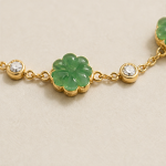 Carved Jade Blossom Station Bracelet in Gold Tone - 图片 4