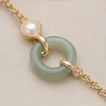 Jade Donut and Single Pearl Bracelet in Gold Tone - 图片 4