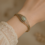 Oval Green Cabochon Filigree Bangle in Gold Tone - 图片 2