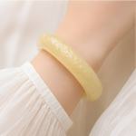 Carved Pale Jade Bangle with Floral Relief - 图片 7