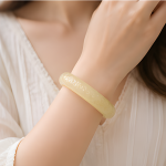 Carved Pale Jade Bangle with Floral Relief - 图片 2