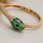 Green Enamel Serpent Bangle with Crystal Pave in Gold - 图片 3