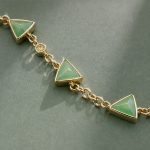 Triangular Green Chalcedony Station Bracelet in Gold Tone - 图片 6