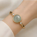 Oval Green Jade Cabochon Hinged Bangle in Gold Tone - 图片 2
