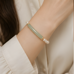 Green Jade Bar and Pearl Strand Bracelet in Gold Tone - 图片 2