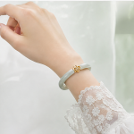 Pale Jade Bangle with Gold Floral Fittings - 图片 5