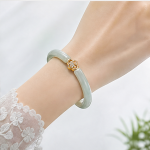 Pale Jade Bangle with Gold Floral Fittings - 图片 2