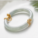 Pale Jade Bangle with Gold Floral Fittings - 图片 3
