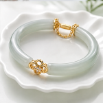 Pale Jade Bangle with Gold Floral Fittings - 图片 4