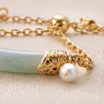 Curved Jade Bar Bracelet with Pearl Drop - 图片 6