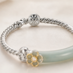 Two-Tone Jade Bar Bangle with Gold Blossom - 图片 4