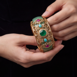 Wide Jade Cuff Bangle with Gem-Set Gold Filigree - 图片 5