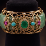 Wide Jade Cuff Bangle with Gem-Set Gold Filigree - 图片 3