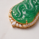 Carved Jade Dragon Earring and Pendant Set in Gold-Tone - 图片 4